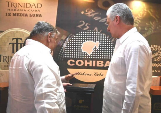 En la feria comercial sus 250 expositores de 10 países, entre ellos artesanos de productos asociados al tabaco, exhiben lujosas creaciones, incluidos humidores.