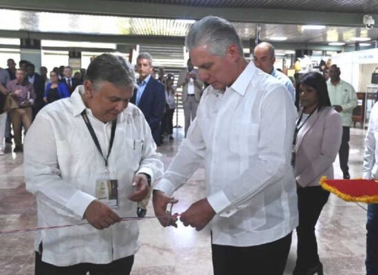 El Presidente cubano cortó la cinta que dejó inaugurada la feria comercial de este Festival del Habano.