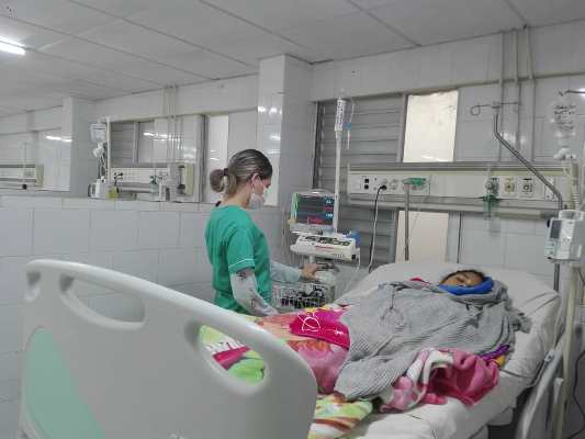 El área de Terapia Intermedia, con capacidad para seis camas, cuenta con mejores condiciones para la atención asistencial. Foto: Arelys García Acosta.