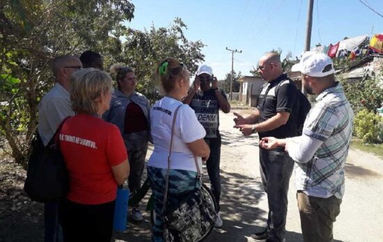 Los interesados en los cursos pueden contactar a los trabajadores sociales que atienden sus comunidades. Foto: Facebook.