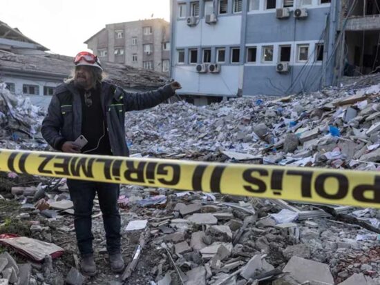 A 13 días de los terremotos, el Gobierno de Türkiye suspende operaciones de rescate.