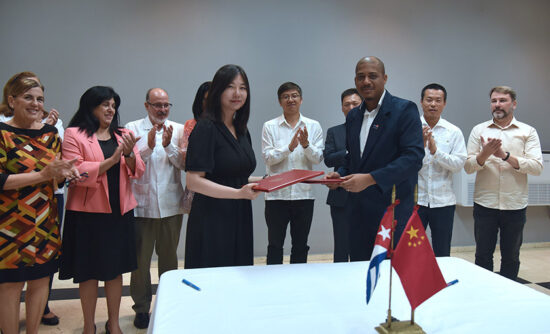 Firma del Memorando de Entendimiento que impulsará el arribo de turistas chinos a Cuba, porque la Isla es un destino confiable y seguro. Fotos: Omara García Mederos/ACN.