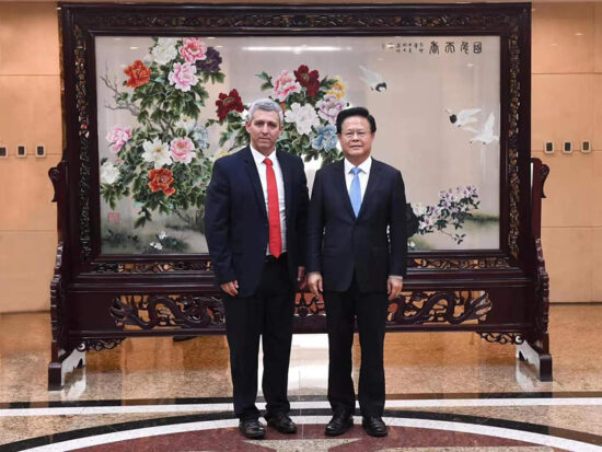 El vice primer ministro de Cuba, Jorge Luis Perdomo Di-Lella, y el presidente de la Comisión Nacional de Desarrollo y Reforma de China (CNDR), Zheng Shanjie. Foto: ACN.