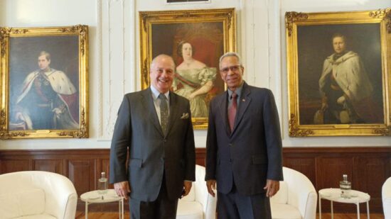 Antonio Luis Carricarte, presidente de la Cámara de Comercio de Cuba, y Nuno Pinto de Magalhães, vicepresidente de la Cámara de Comercio e Industria (CCIP) de Portugal. Foto: Agencia Cubana de Noticias.