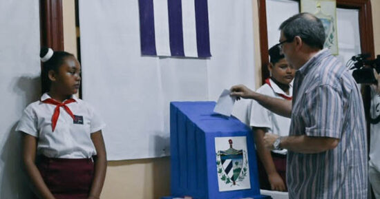 El ministro de Relaciones Exteriores de Cuba, Bruno Rodríguez Parrilla, ejerce su derecho al voto en el municipio de Diez de Octubre, por el cual es candidato a diputado de la Asamblea Nacional del Poder Popular. Foto: ACN.