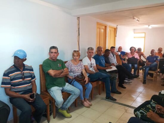 Una representación de periodistas y demás trabajadores de Radio Trinidad en intercambio con directivos y trabajadores de la empresa de Comercio y Gastronomía del territorio. Fotos: Belkis Niebla López/Radio Trinidad Digital.