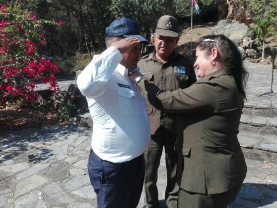 La Primer Coronel Dorisbel Martín Ojeda, Jefa del MININT en Sancti Spíritus, impone la Distinción Servicio Distinguido al Primer Teniente Lorenzo Alonso Molina. Fotos: Alipio Martínez Romero.