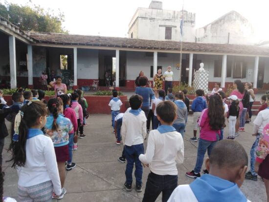 Autoridades electorales de la circunscripción 8 de Trinidad, intercambian con pioneros de la Escuela República de Cuba que custodiarán las urnas en las Elecciones Nacionales. Foto: Consejo Electoral Municipal de Trinidad.