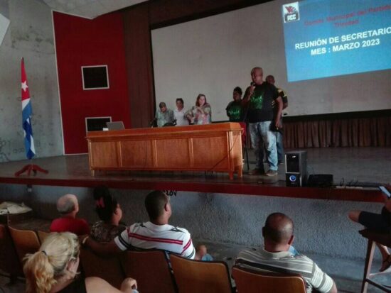 Interviene el candidato a diputado por Trinidad, Osdany de la Caridad Pérez González, (Popolo), presidente de la Cooperativa de Producción Agropecuaria Pedro Lantigua Ortega, de Algaba, en la zona de Condado.