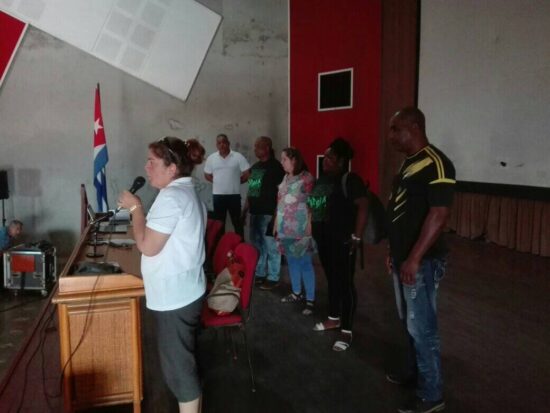 Los candidatos a diputados por Trinidad al parlamento cubano, son presentados por la Vicepresidenta de la Asamblea Municipal del Poder Popular, Yuliesqui Cristo Dévora. 