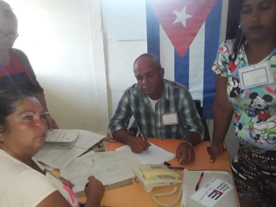 Ajustando cada detalle han estado las autoridades electorales de Trinidad en esta jornada dominical, cuando toda Cuba efectúa la Prueba Dinámica. Foto: Miguel Villalobo/Facebook.