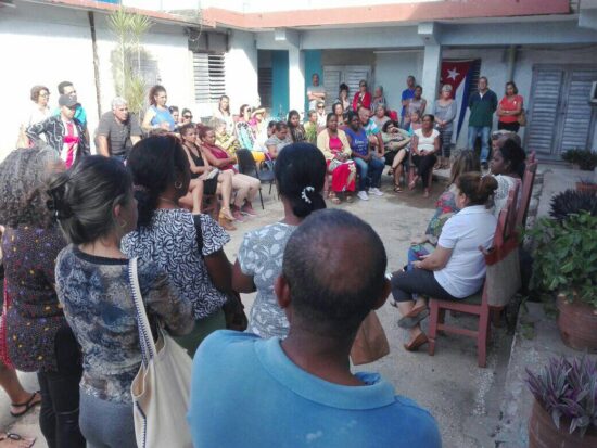 Una nutrida representación de trabajadores de la Educación, de Trinidad, acudió a la cita con los candidatos a diputados al parlamento por este municipio del centro sur de Cuba.