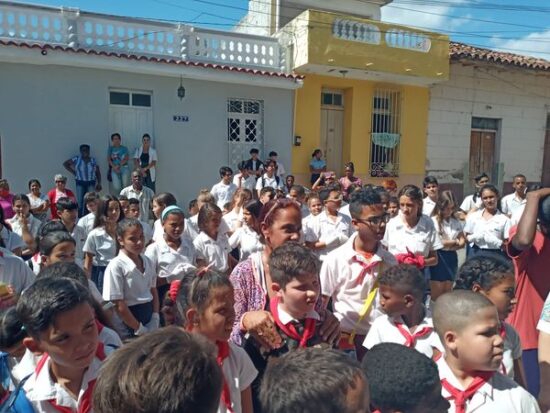 Momento del asalto simbólico de pioneros y estudiantes a la emisora Radio Trinidad.