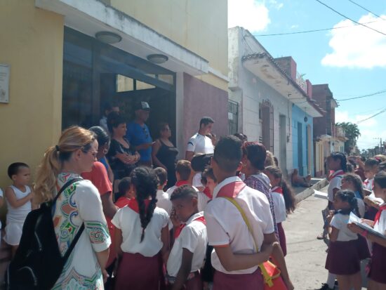 Momento del asalto simbólico de pioneros y estudiantes a la emisora Radio Trinidad. Fotos: Equipo de reporteros de Radio Trinidad.