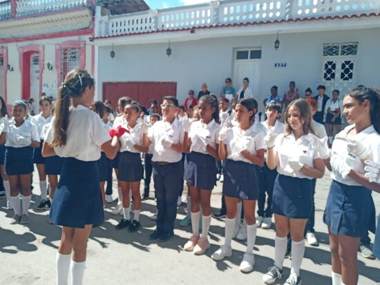 Asalto simbólico de pioneros y estudiantes a la emisora Radio Trinidad.