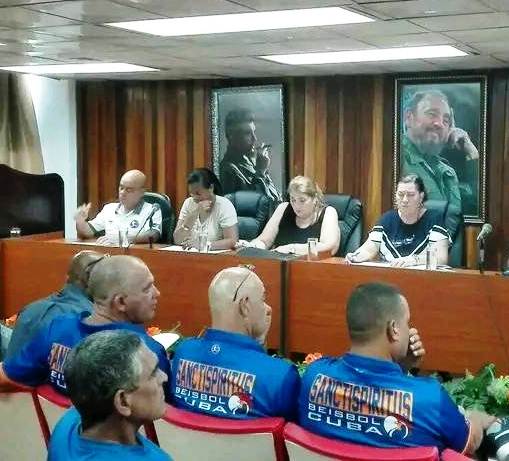 Deivy Pérez Martín, primera secretaria del PCC provincial, y Teresira Romero, Gobernadora de Sancti Spíritus, junto a Laidalí Santana, directora de Deportes, presidieron la conformación del equipo Los Gallos a la venidera Serie nacional.