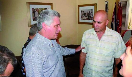 El hoy Presidente de la República, Miguel Díaz-Canel Bermúdez, en diálogo con Borrego durante su visita a la Redacción de Escambray en enero del 2016. Foto: Vicente Brito/Escambray.