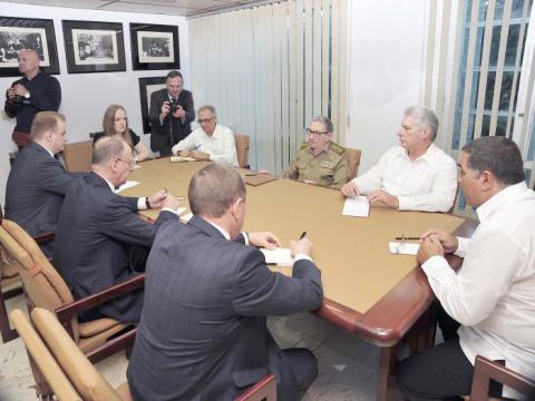 El secretario general del Consejo de Seguridad de Rusia, Nikolái Pátrushev, fue recibido por Díaz-Canel y el líder de la Revolución cubana, Raúl Castro. Foto: PL.