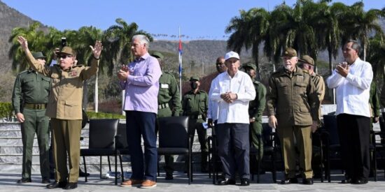 Raúl Castro y Díaz-Canel encabezaron el homenaje. Foto: Twitter PresidenciaCuba.