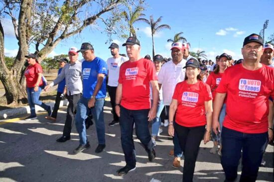Al mandatario cubano, lo acompañaron otros 31 candidatos a diputados al Parlamento nacional por Villa Clara. Foto: PL.