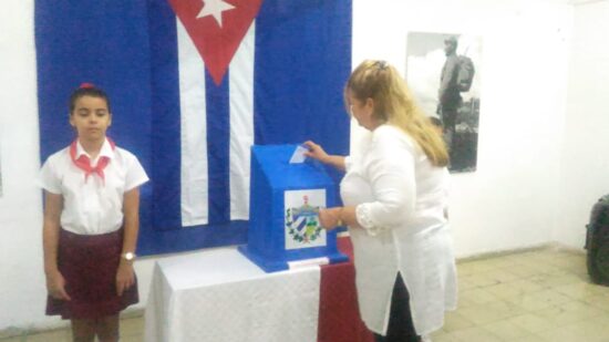 La miembro del Comité Central del Partido y su primera secretaria en la provincia, Deivy Pérez Martín, ejerció su derecho al voto este domingo. Foto: José F. González Curiel/Escambray.