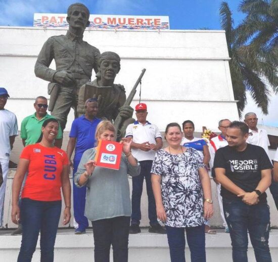 Deyvi Pérez Martín, primera secretaria del Partido en la provincia, junto a autoridades del Gobierno, la UJC y la directora de deportes, presidieron la ceremonia de abanderamiento.