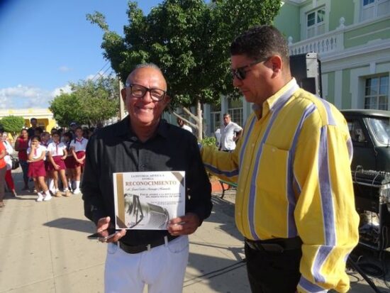 Reconocimiento de ARTEX Sancti Spíritus a Juan Carlos Naranjo, periodista de Radio Trinidad. Foto: ARTEX.