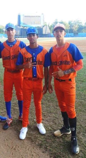 El lanzador trinitario Leonardo Gallardo (al centro) entre los de mayor rendimiento del campeonato nacional sub 18 de béisbol.