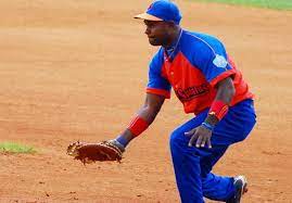 El veterano Yunier Mendoza volverá a defender la primera base de los Gallos en la 62 Serie Nacional de Béisbol.