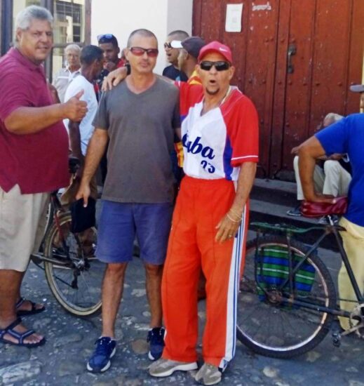 Eliecer Varela (al centro), gloria del béisbol trinitario, junto a Cuco (izq), presidente de la peña deportiva 28 de diciembre, y Julio César OPrtiz, uno de los más fuertes animadores del deporte.