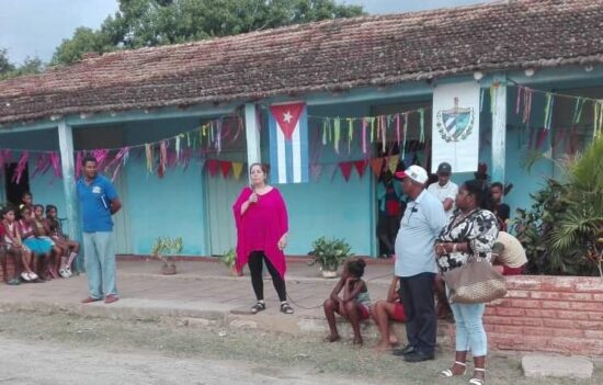 En la comunidad de San Pedro intercambió con los vecinos sobre la necesidad de preservar las tradiciones y la identidad local. (Fotos: Ana Martha Panadés/Escambray)