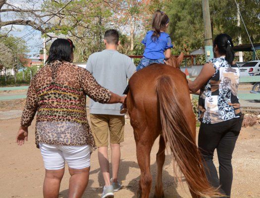 La equinoterapia es una modalidad de tratamiento bio-psico-social que aprovecha los movimientos del caballo para estimular a quienes lo montan. Foto: Oscar Alfonso Sosa.