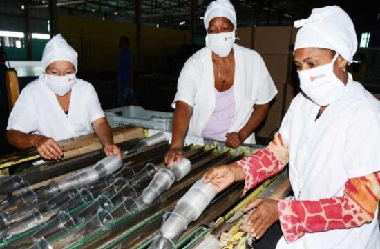 Este año la industria del plástico de El Pedrero realizará producciones por más de 33.6 millones de pesos para el sector turístico. Fotos: Vicente Brito/Escambray.