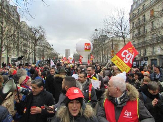 Las protestas son multitudinarias en las principales ciudades de Francia, y prosiguen las huelgas, ante el proyecto de Ley que elevaría hasta 64 años la edad de jubilación. Foto: Prensa Latina.