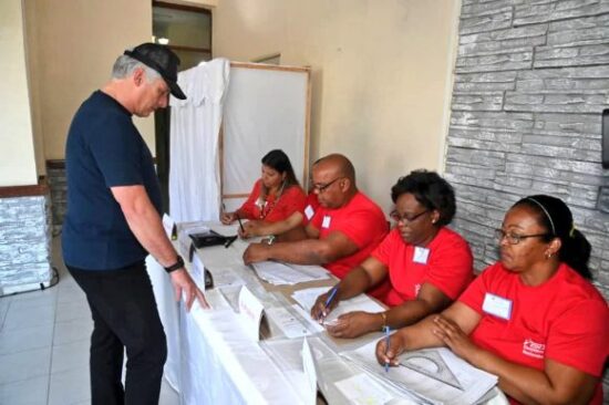 El presidente cubano ejerció su derecho al voto en elecciones generales. Foto: Presidencia Cuba/ Twitter