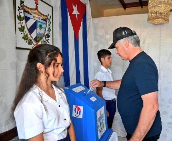 El presidente cubano ejerció su derecho al voto en elecciones generales. Foto: Presidencia Cuba/ Twitter.