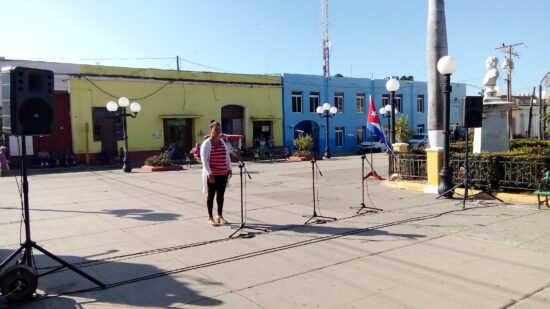 La Presidenta de la ANAP en Trinidad, Yenima Pérez Cuba, declara a Radio Trinidad como vocera de las actividades por el aniversario 65 del Congreso Campesino en Armas.