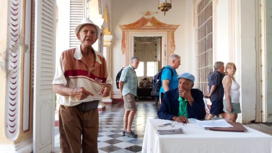 Una intervención aportadora fue la del destacado investigador y musicólogo Enrique Zayas Bringas (izq), quien ha hecho estudios profundos de la música cubana y en particular de la trinitaria.