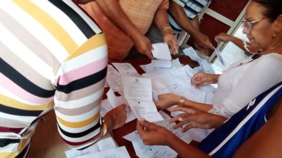 Cierran colegios electorales en Trinidad. Se inicia el conteo de los votos.