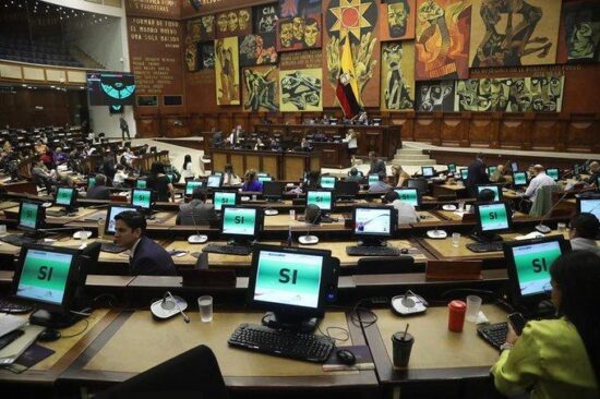 El parlamento de Ecuador aprobó el informe que recomienda enjuiciar políticamente al presidente Guillermo Lasso. Foto: Prensa Latina.