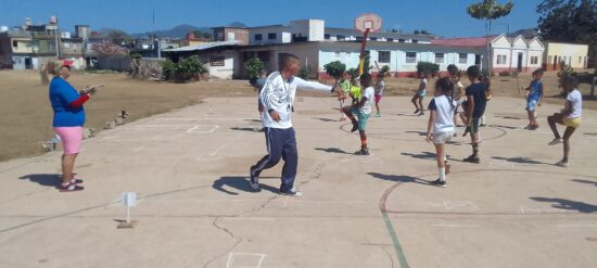 La visita integral a Trinidad constata en la escuela José Mednoza la clase del profesor Orlando Valle, la cual intervendrá en el oncurso nacional.