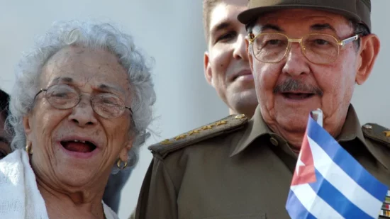 Melba Hernández junto al General de Ejército Raúl Castro. Foto: Internet.