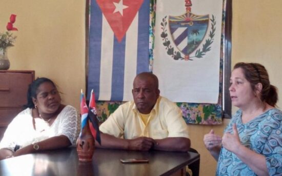 Osdany, junto a Yudit Brunet (izq) y Rosa Miriam Elizalde (der.), conforman la candidatura a diputados por Trinidad al Parlamento cubano.