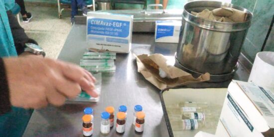 La vacuna cubana CIMAvax-EGF, diseñada para quienes padecen cáncer de pulmón de células no pequeñas, han alargado su esperanza de vida. Fotos: José F. González Curiel/Escambray.