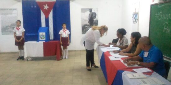 La candidata a diputada por Cabaiguán, Deivy Pérez Martín tomó su lugar en la fila, saludó a los presentes y procedió a ejercer el voto. Foto: José F. González Curiel/Escambray.