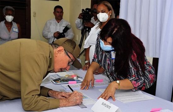 El líder de la Revolución cubana asistió muy temprano al colegio electoral. Foto: Estudios Revolución.