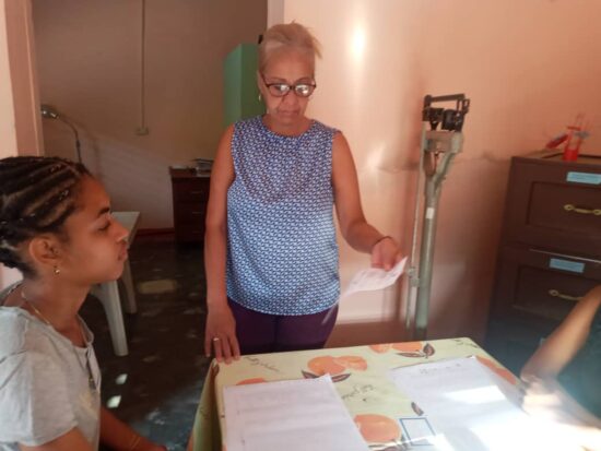 Rita María Castillo, una reconocida profesional de la Salud en Trinidad ratifica su apoyo a los diputados al Parlamento cubano.