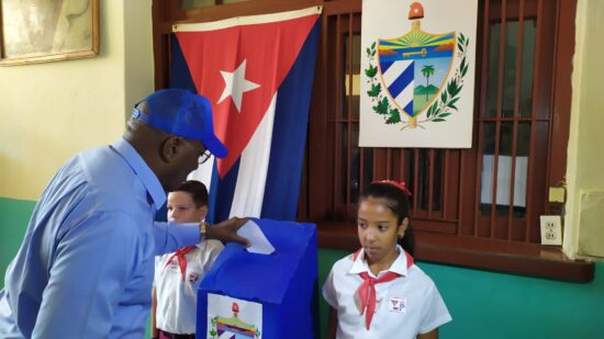 El miembro del Buró Político y vicepresidente cubano, Salvador Valdés Mesa, ejerció su derecho al voto en el colegio 1 de Güines, Mayabeque.