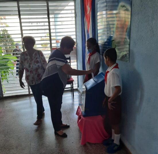 La gobernadora de la provincia espirituana, Teresita Romero Rodríguez, ejerce su derecho al voto. Foto: Twitter.