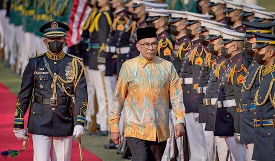 El primer ministro de Malasia, Dato' Seri Anwar bin Ibrahim, es recibido en Camboya con altos honores. Foto: Prensa Latina.